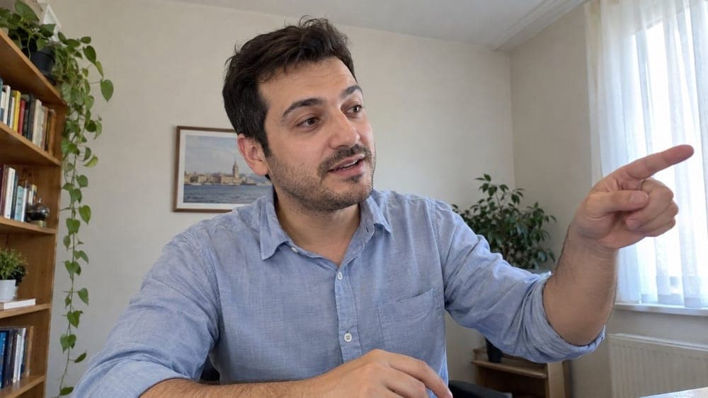 Преподаватель объясняет тему
